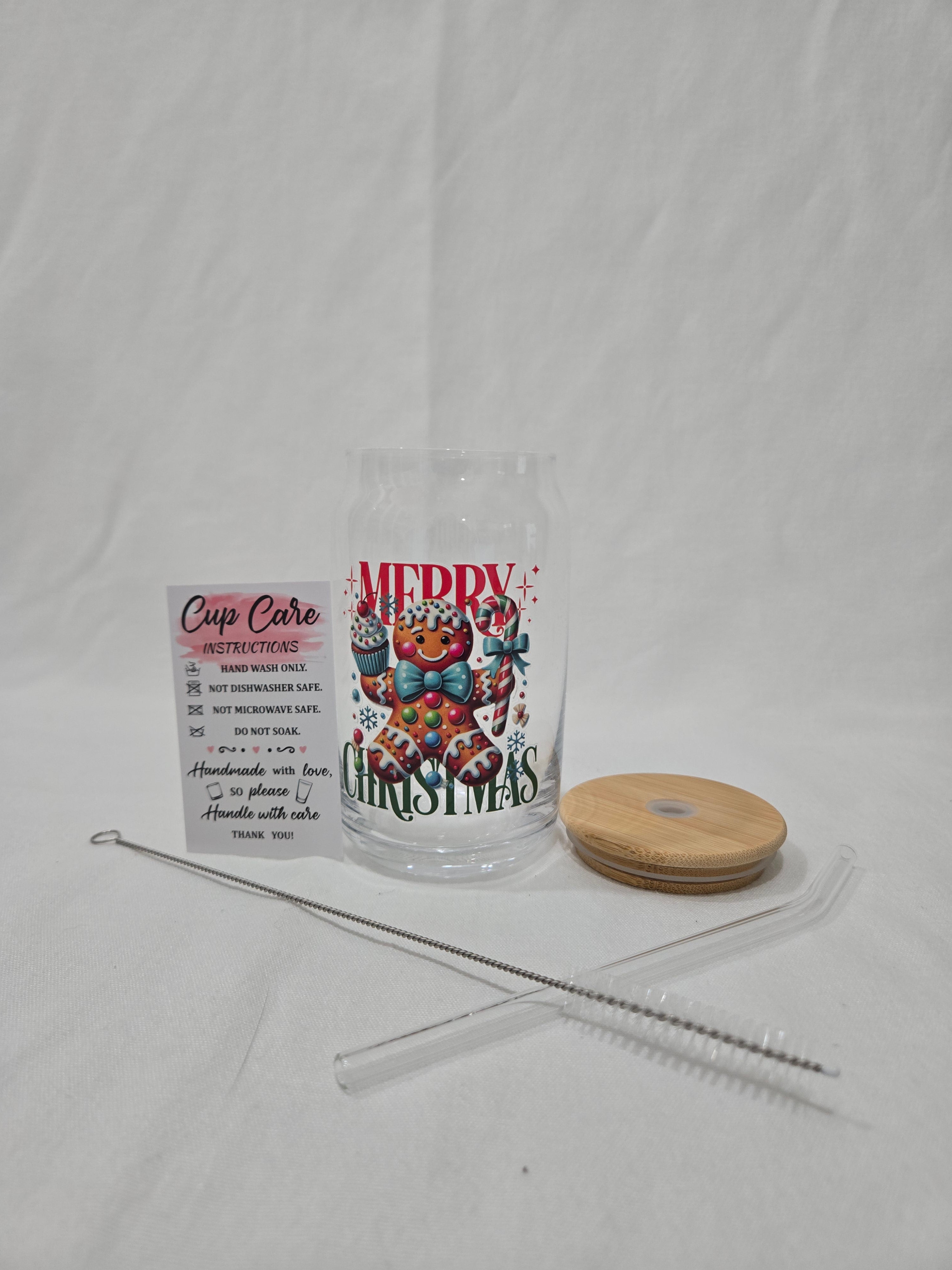 Christmas Glass cup, 17.58 oz, Merry Christmas Gingerbread man, holding a cupcake and candy cane, wearing a blue bow