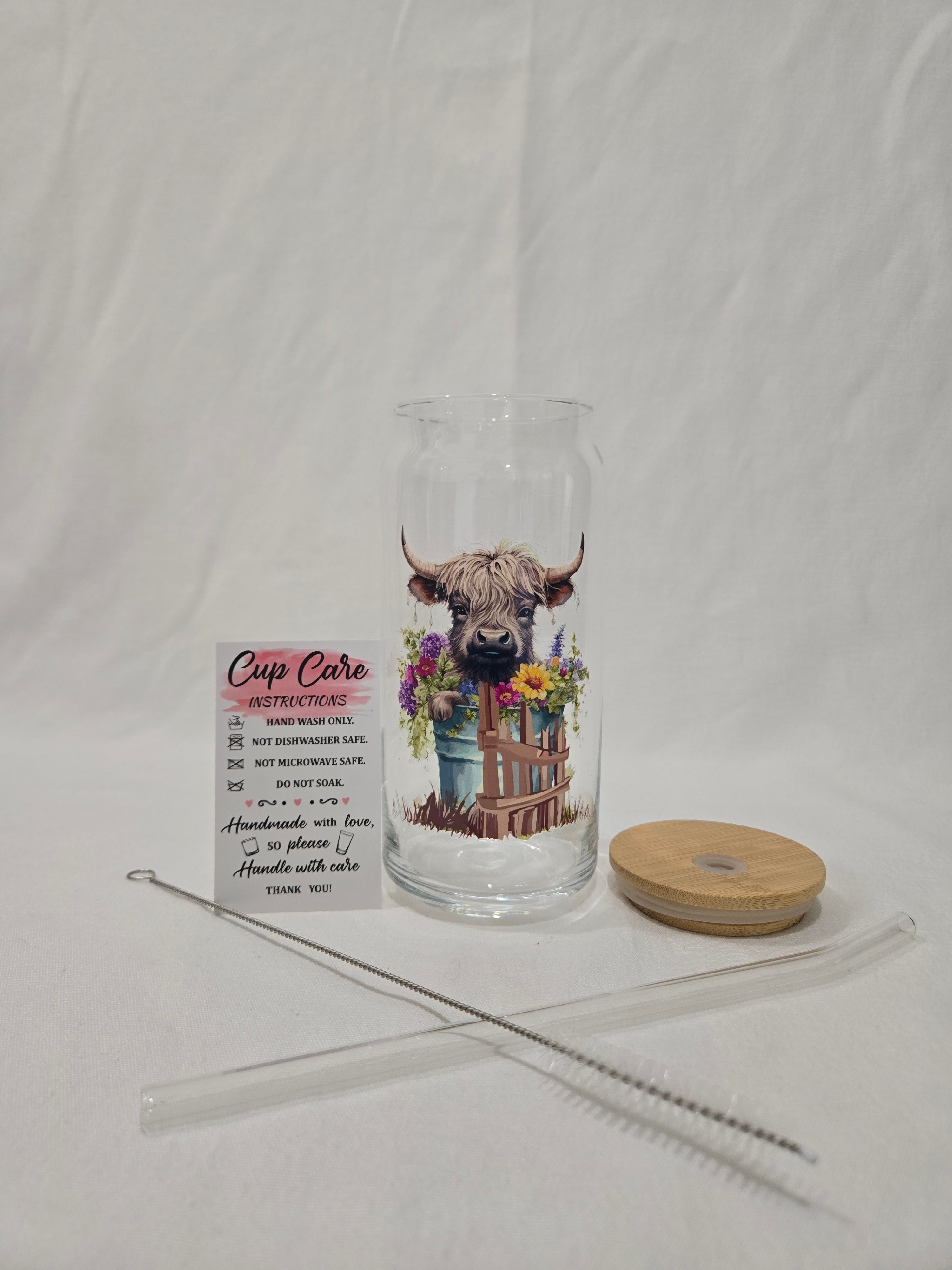 Highland Cow Glass Cup, 20 oz, Cow in a bucket with a Fence and flowers